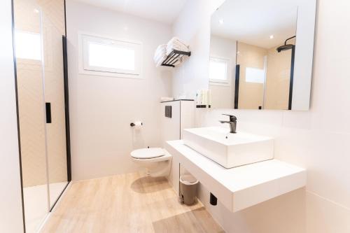 帕尔马海滩豪姆耐特别墅的白色的浴室设有水槽和卫生间。