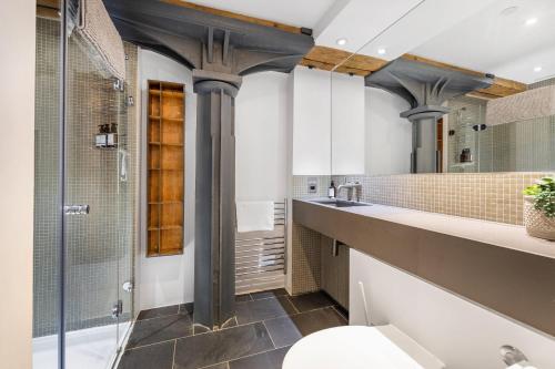 普里茅斯Luxury 2 bed Apartment in historic Royal William Yard的带淋浴、盥洗盆和卫生间的浴室