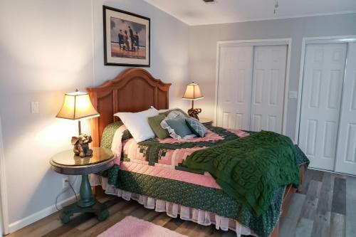 桑福德Country Quiet的一间卧室配有一张带两盏灯和一张桌子的床。