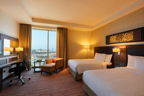 吉赞吉赞万怡酒店的酒店客房配有两张床和一张书桌