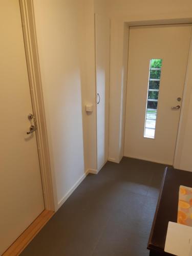 克里斯蒂安桑Krypinn i Søgne的一个空房间,有门和窗户
