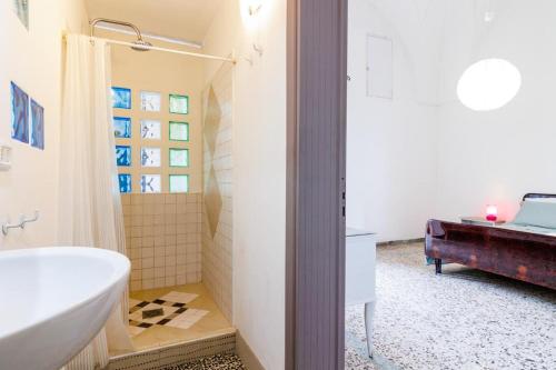卡斯特里尼亚诺德尔卡波Appartamento Tevere的带浴缸、水槽和浴缸的浴室