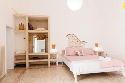 卡斯特里尼亚诺德尔卡波Appartamento Tevere的一间卧室配有一张床和镜子
