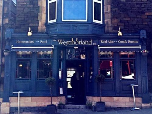 鲍内斯温德米尔The Westmorland Inn的享有餐厅正面景色,设有蓝色门