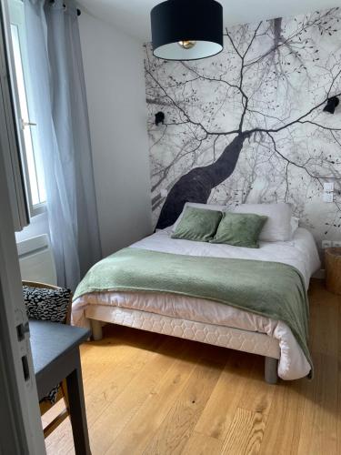 孔卡尔诺Zoralin的卧室配有一张挂在墙上的树壁床。