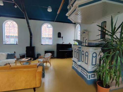 ZeerijpKerkje De Kleine Antonius的带沙发和壁炉的客厅