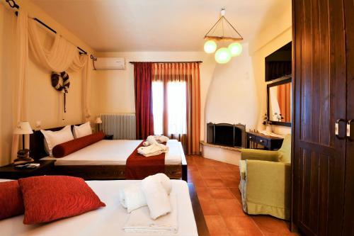 SkítiGuesthouse Amanitis Caesarea的酒店客房,设有两张床和一张沙发