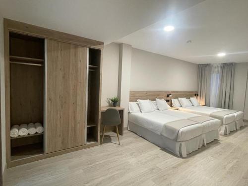 梅利德URBAN Pensión的酒店客房配有两张床和一张书桌