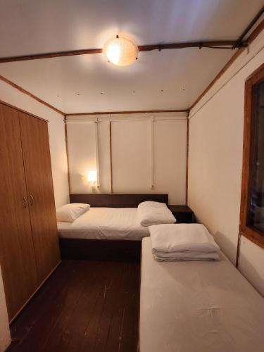 卡姆基亚Бунгала - Камчия - Електрон Универс的小房间设有两张床和一盏灯
