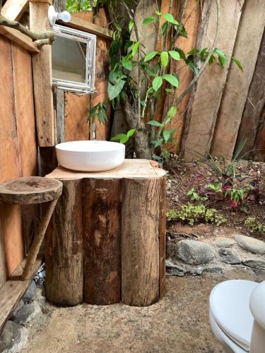 博卡斯德尔托罗Konsenda Bocas del Toro的木桌顶部带水槽的浴室