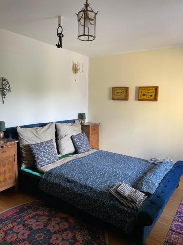 LooseLindenhof ChezArtistes的一间卧室配有蓝色的床、枕头和地毯
