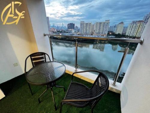 吉隆坡Honeymoon Suite By A Legacy Hotel - KLCC Lake View的阳台配有两把椅子和一张桌子,