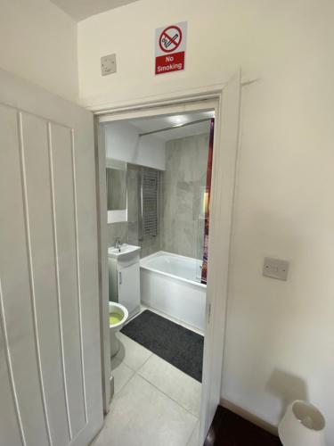 牛津N D Room的带浴缸、卫生间和盥洗盆的浴室