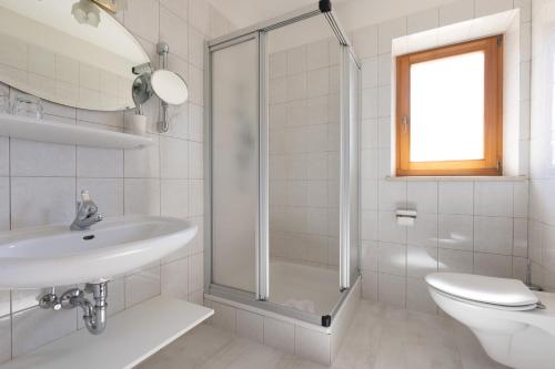 蒂鲁罗B&B Hotel Mair am Turm的带淋浴、盥洗盆和卫生间的浴室