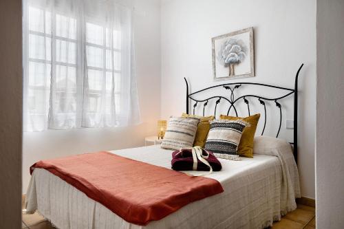 宏达海滩Casa Cordel的卧室配有带金色枕头的大床
