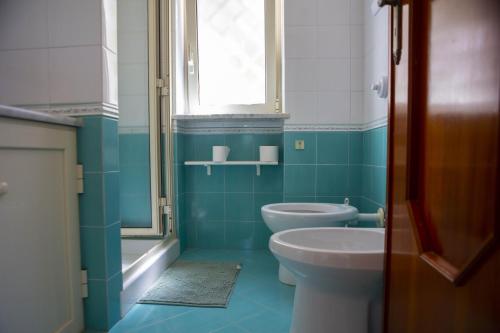 卡里尼La Murgiulina的一间带卫生间、水槽和窗户的浴室