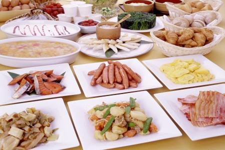 仙台尤丽斯特森戴经济酒店的一张桌子,上面有各种食物的盘子