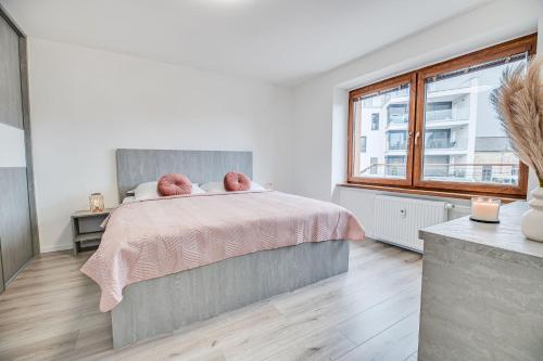 尼特拉Nitra Castle Suite - Modern Elegance & Serenity的卧室配有粉红色的床和窗户。