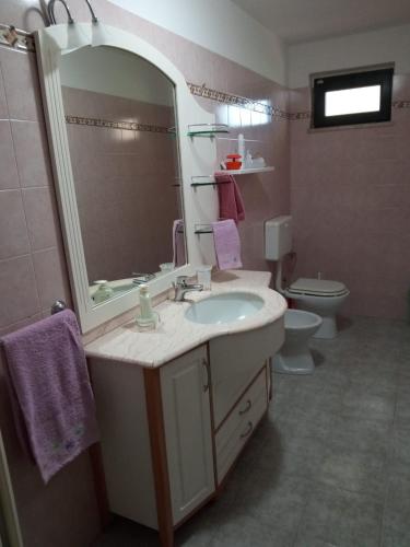 GiuggianelloCasa vacanza EliMari - Salento的一间带水槽、镜子和卫生间的浴室
