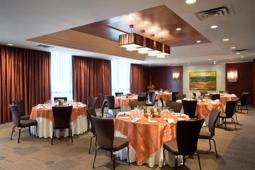 温哥华温哥华利时达酒店的宴会厅配有桌椅和桌子。