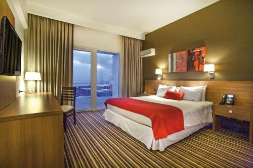 安托法加斯塔Hotel Antofagasta的酒店客房设有一张床和一个大窗户
