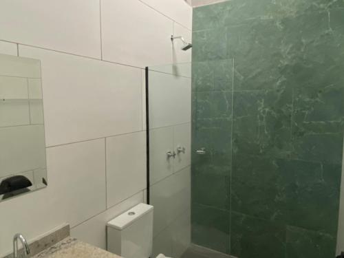 坎皮纳斯Chateau Motel Campinas的一间带玻璃淋浴和卫生间的浴室