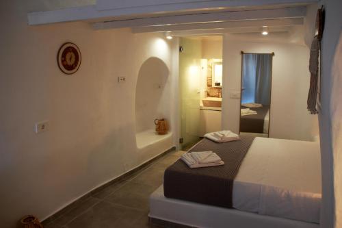 Mandrakiail Marinero mandrakia的一间卧室设有一张床和一间浴室
