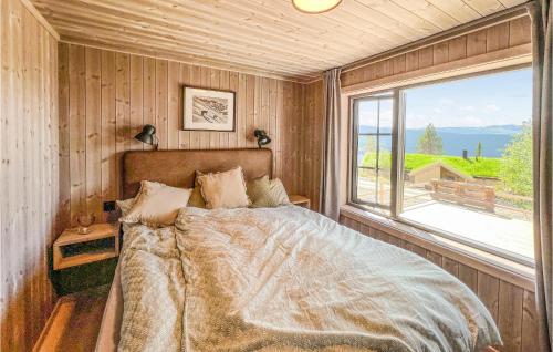 Gorgeous Home In Gl With Sauna的一间卧室设有一张床和一个大窗户