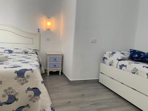 多尔加利Turismo Rurale Belvedere Pradonos的一间卧室设有两张床和床头柜
