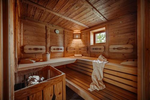 斯拉德明阿姆多夫雷特拉姆酒店的木制内饰,设有长椅和窗户的桑拿浴室