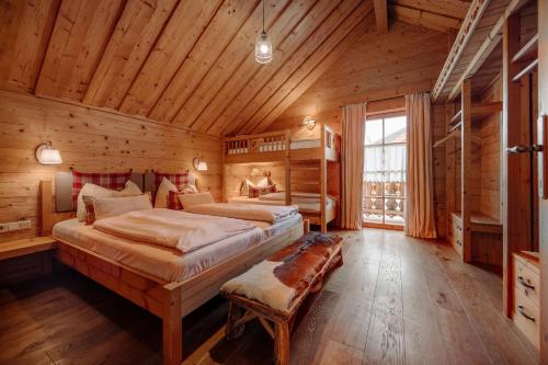 斯拉德明阿姆多夫雷特拉姆酒店的小木屋内一间卧室,配有两张床