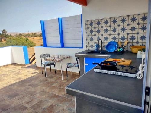 大塔拉哈尔Suite Estrella Azul的厨房配有炉灶和台面