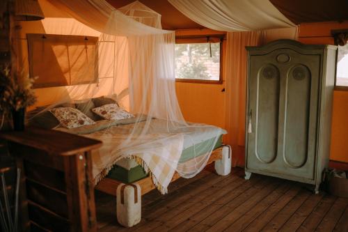 ŁowyńFreedolina Glamping的一间带床的卧室,位于带窗户的房间内