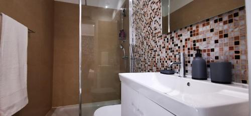 克洛伊奥斯Quarto Duplo com Kitchenette, WC e Pátio privativo的一间带水槽和玻璃淋浴的浴室