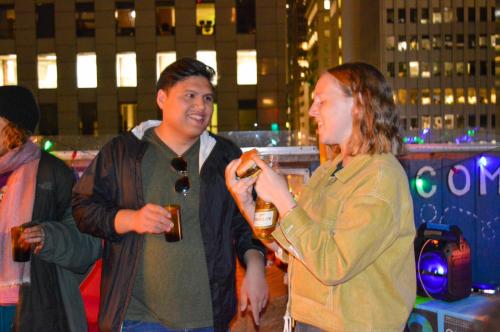 旧金山ITH San Francisco Pacific Tradewinds Hostel的一群人站在啤酒旁边