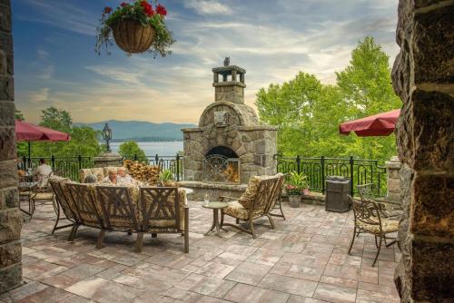 乔治湖厄尔罗韦斯特宾馆的庭院设有石制壁炉和椅子。