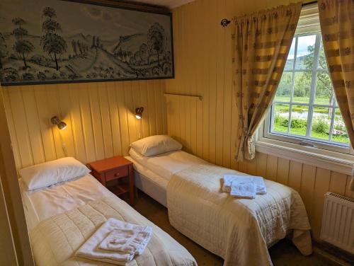 贝特斯托尔格诺伦斐杰拉德酒店的客房设有两张床和窗户。