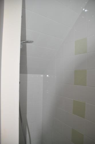佐内贝克B&B Waterfields的浴室里设有玻璃门淋浴