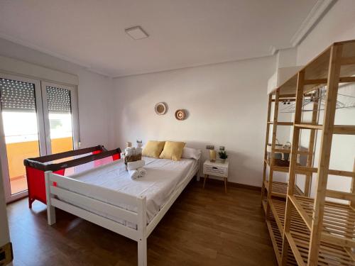 阿尔么丽亚La Pita的白色卧室设有床和架子