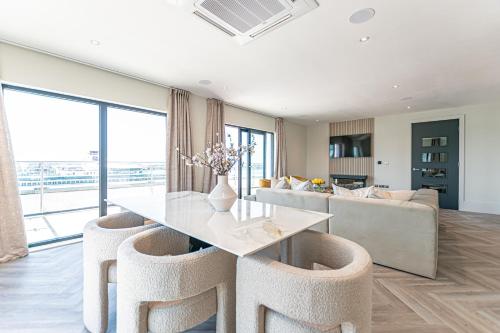 利物浦NOVU Apartments Liverpool Waterfront的客厅配有桌椅和沙发