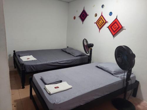里奥阿查apto #5 cómodo y acogedor en lugar estratégico的墙上悬挂着国旗的客房内的两张床