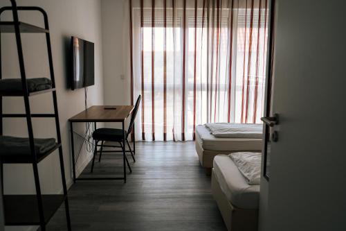 派内Dill Apartments Stederdorf的客房设有两张床、一张桌子和梯子