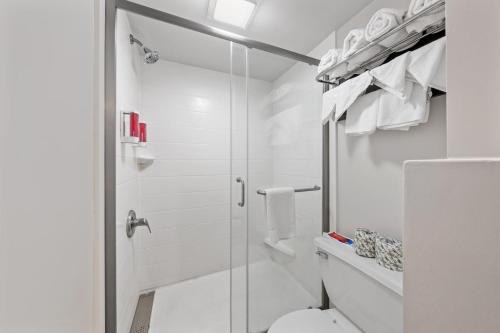 弗吉尼亚海滩SureStay Hotel by Best Western Virginia Beach Royal Clipper的带淋浴和卫生间的白色浴室