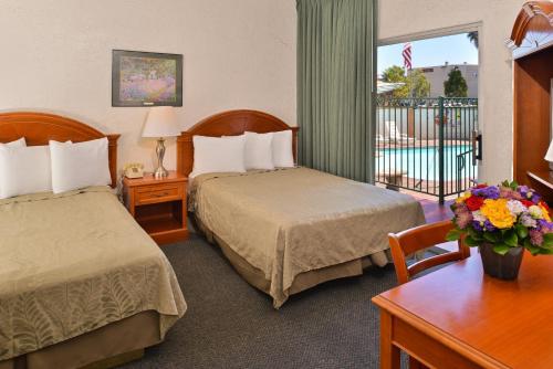 Americas Best Value Inn Loma Lodge客房内的一张或多张床位