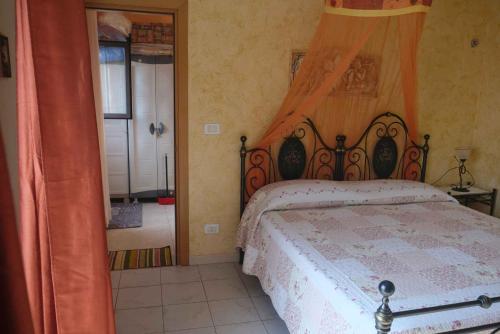 帕基诺B&B TascaPachino的一间卧室配有一张带橙色天篷的床