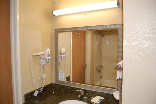 普莱森特希尔普莱森希尔酒店的一间带水槽和镜子的浴室