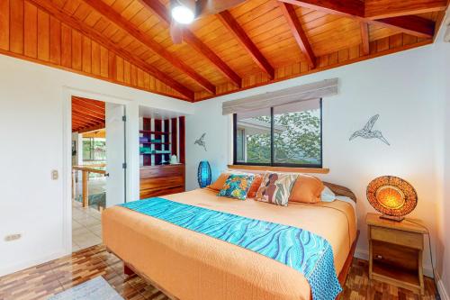 多米尼克Casa Garrobo的一间卧室设有一张床和木制天花板
