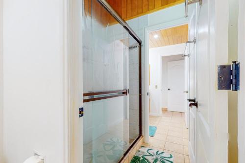 多米尼克Casa Garrobo的浴室设有玻璃淋浴间,浴室设有走廊