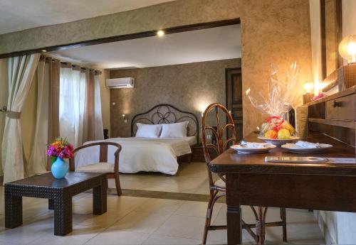萨利波图尔尼普顿酒店的酒店客房配有一张床铺、一张桌子和一张书桌。