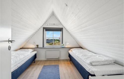 比耶勒高Nice Home In Hvide Sande With Sauna的带窗户的客房内的两张床